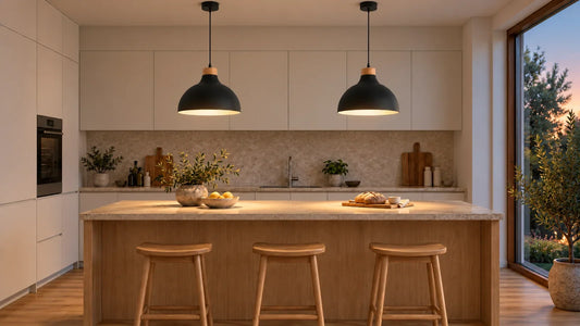Deux suspensions dôme noir et bois allumées au-dessus d'un îlot de cuisine en chêne