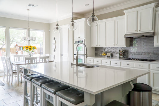 Cuisine moderne avec îlot central et suspension design en métal noir