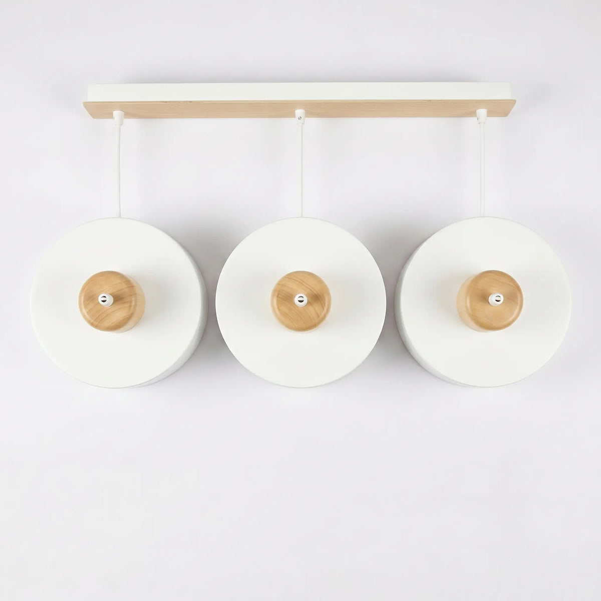 Vue dessus rampe suspension triple cylindrique blanc