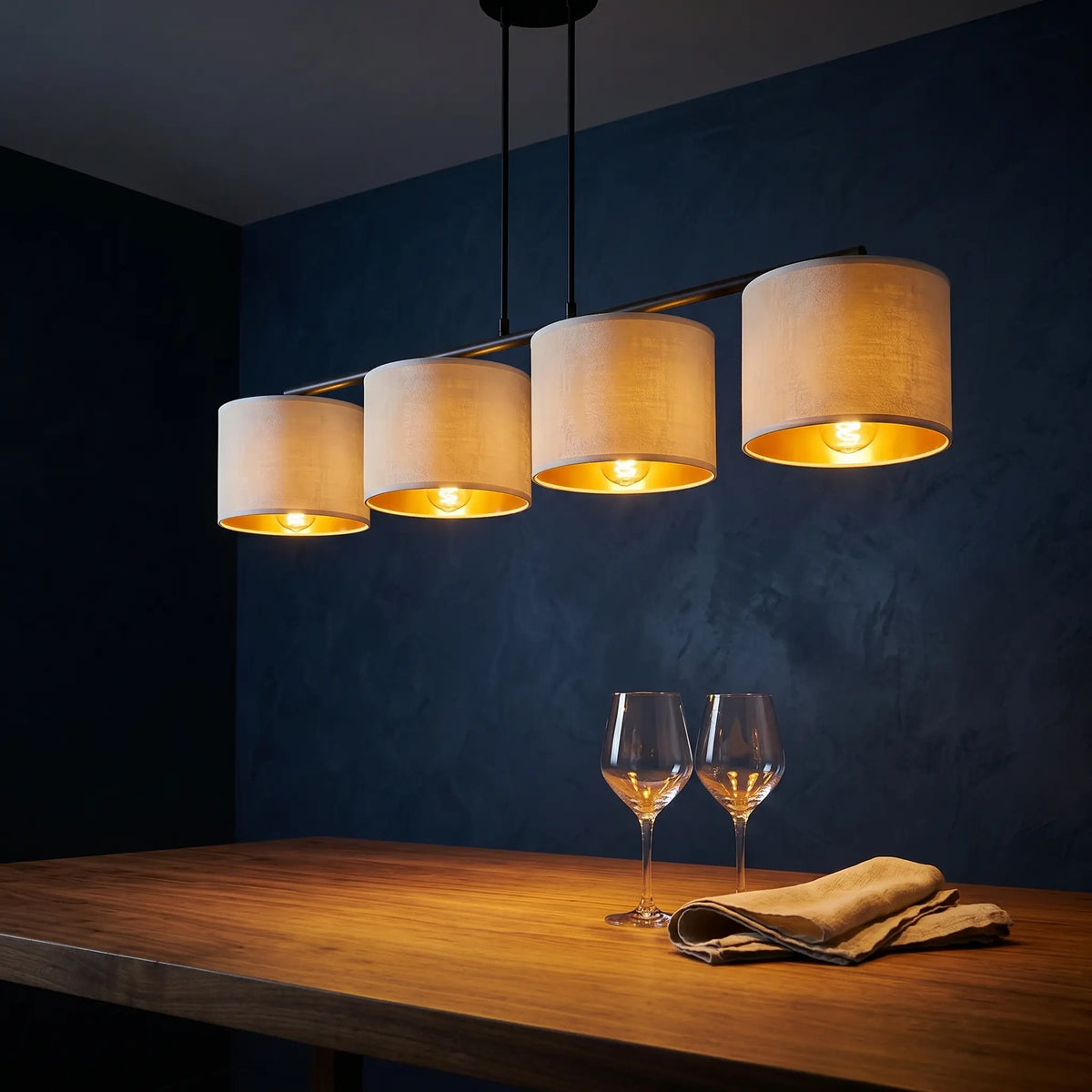 Suspension tissu blanc lumière ambrée ambiance nuit dîner