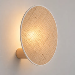 Applique murale chambre en jute Lunea allumée, disque de jute naturel et socle en pin