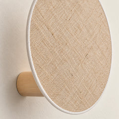 Applique murale en jute Lunea, gros plan sur la trame et le socle en pin