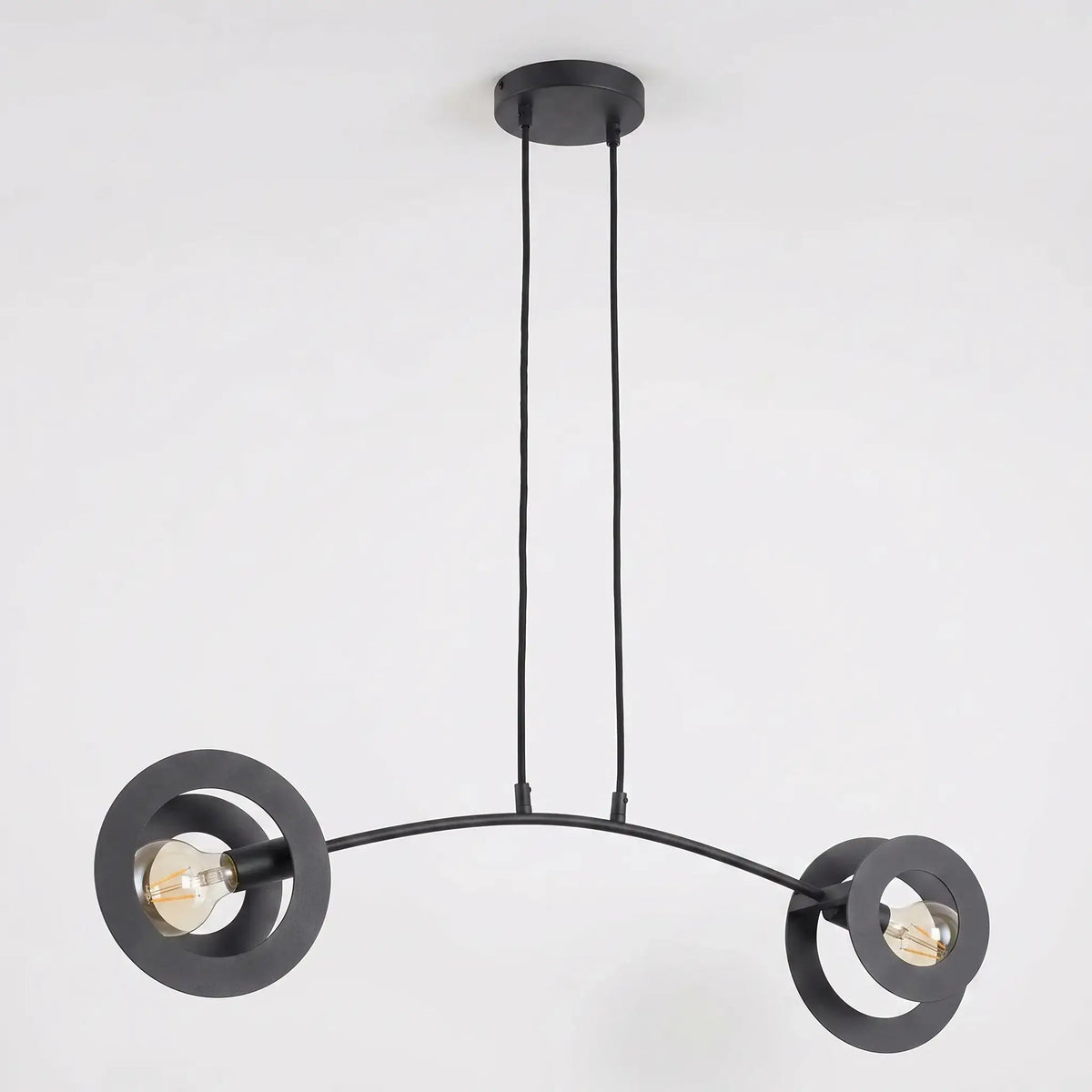 suspension design arco acier noir mat studio fond blanc