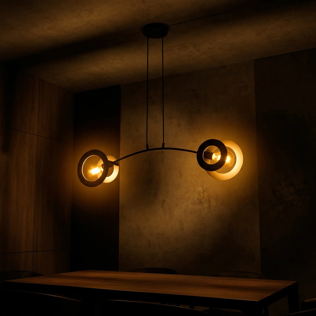suspension design arco acier noir mat ambiance nocturne