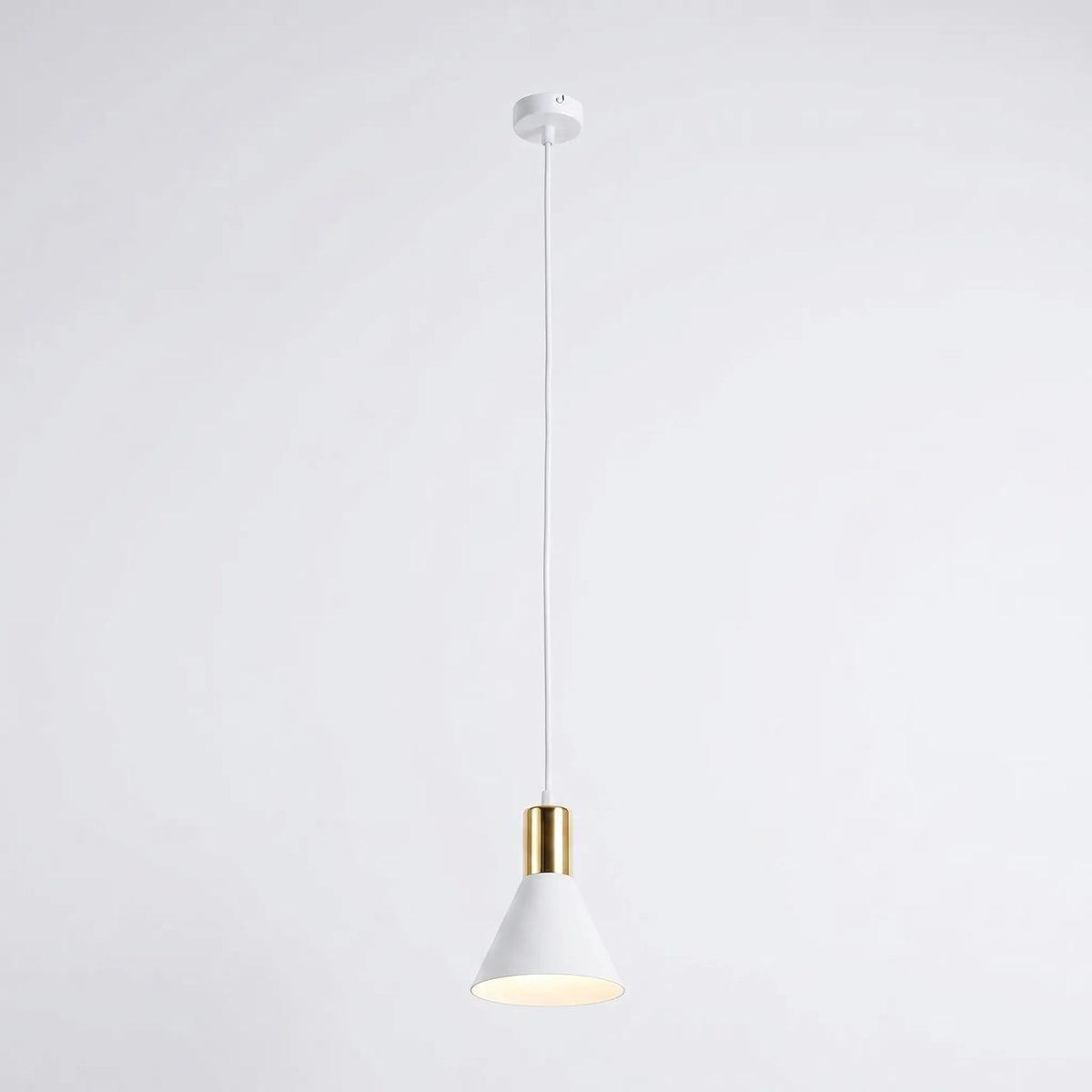 suspension têtes coniques blanc doré studio fond blanc
