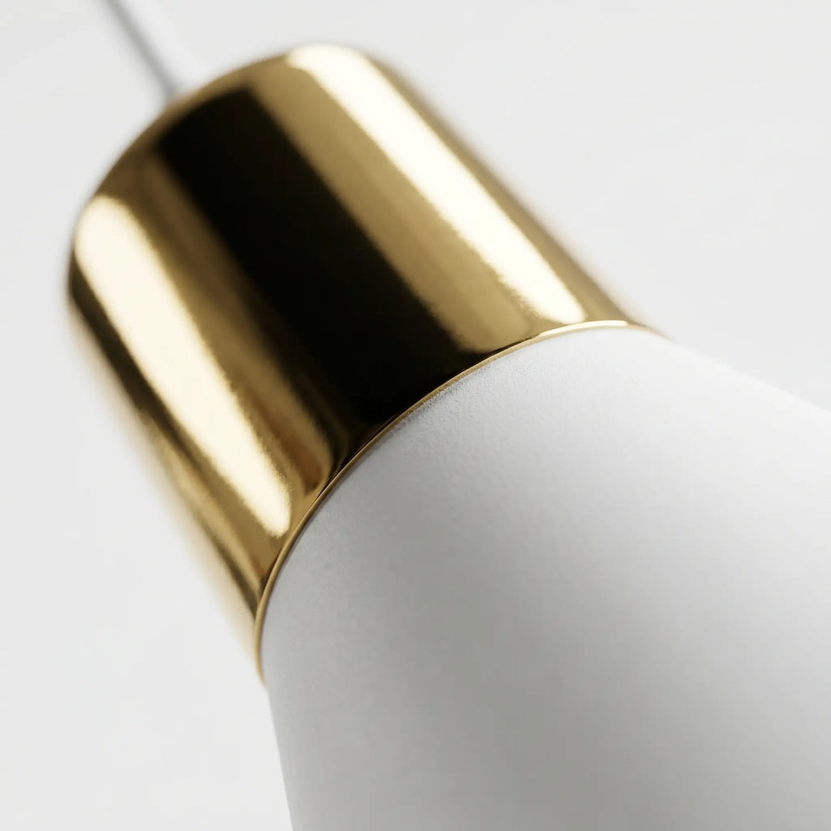 suspension têtes coniques blanc doré vue macro