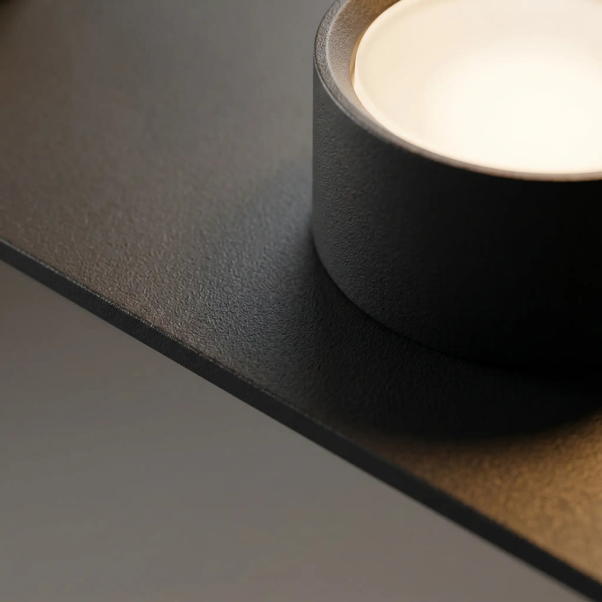 détail finition acier thermolaqué noir mat GX53