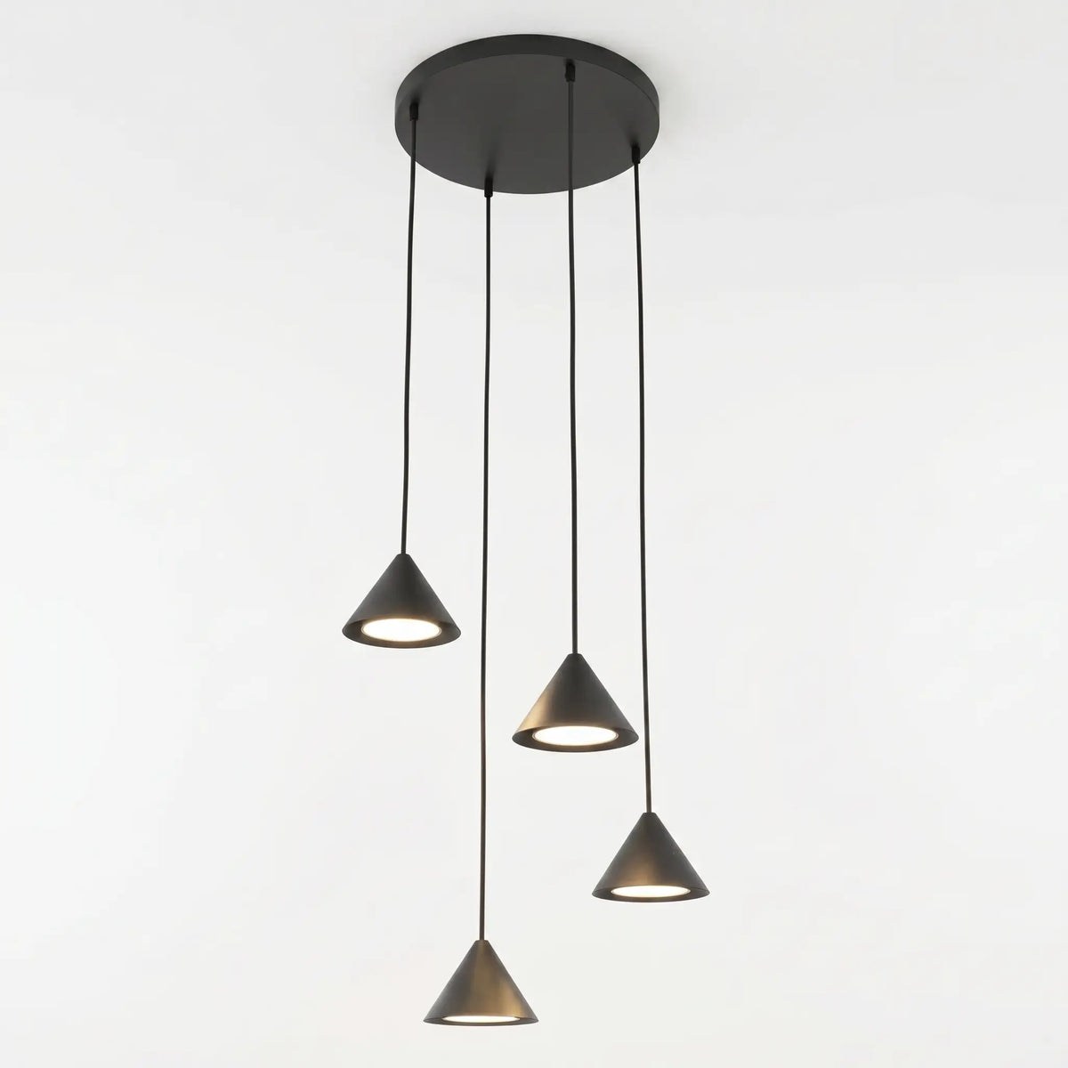 Suspension CÔNE – Suspension Noire studio fond blanc