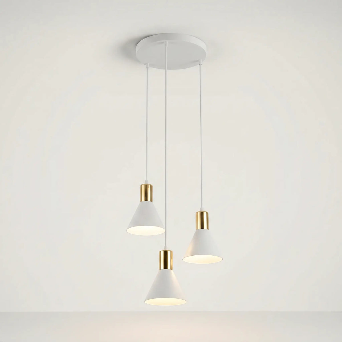 suspension trois têtes coniques blanc doré studio fond blanc