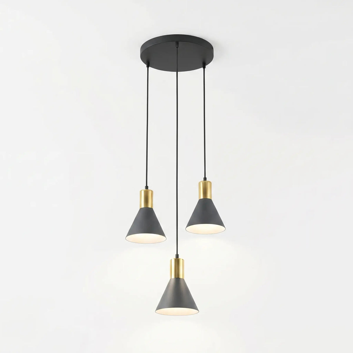 Détail manchon doré acier anthracite suspension industrielle fond blanc