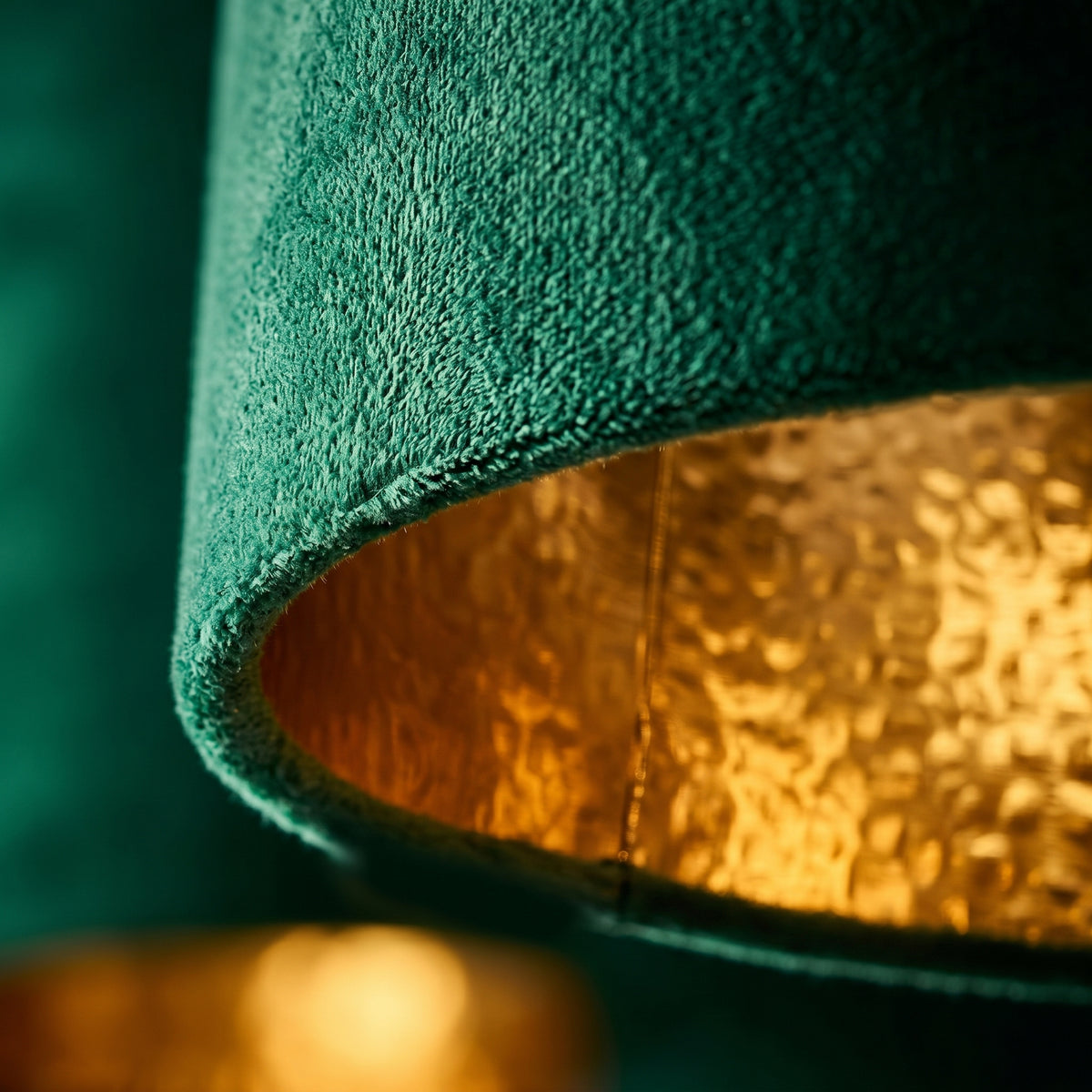 détail velours vert intérieur doré abat-jour lustre