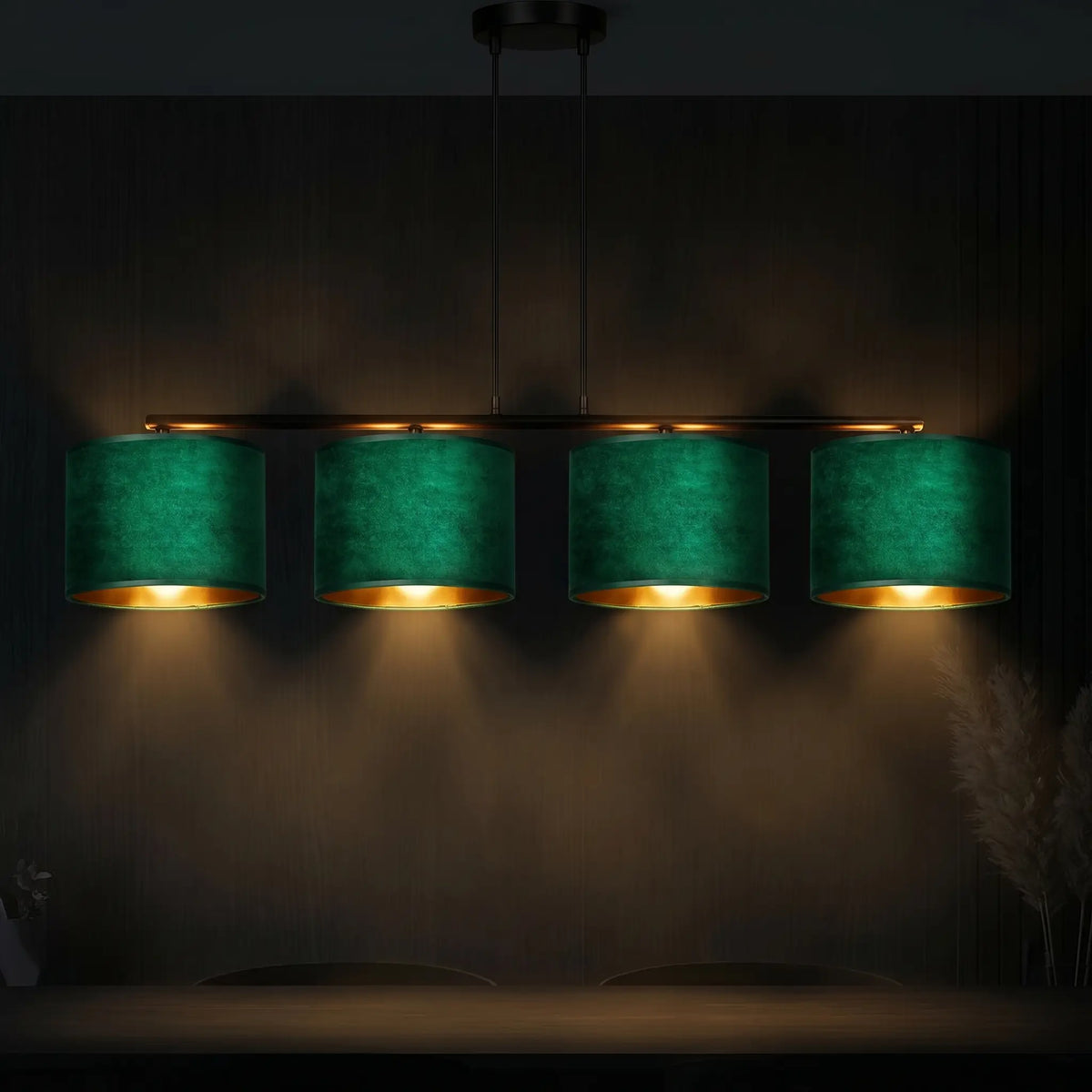 lustre billard velours vert allumé lumière chaude ambrée