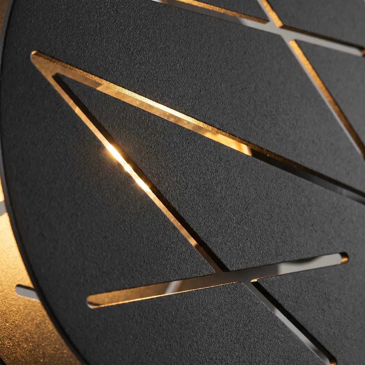 disque acier noir découpe laser géométrique detail vue macro