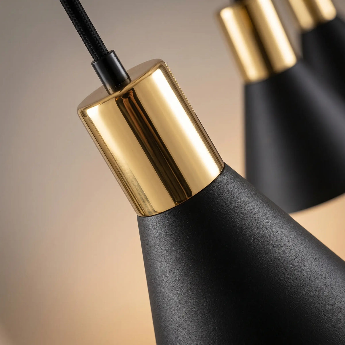 Suspension FILA – Lustre or acier noir vue macro