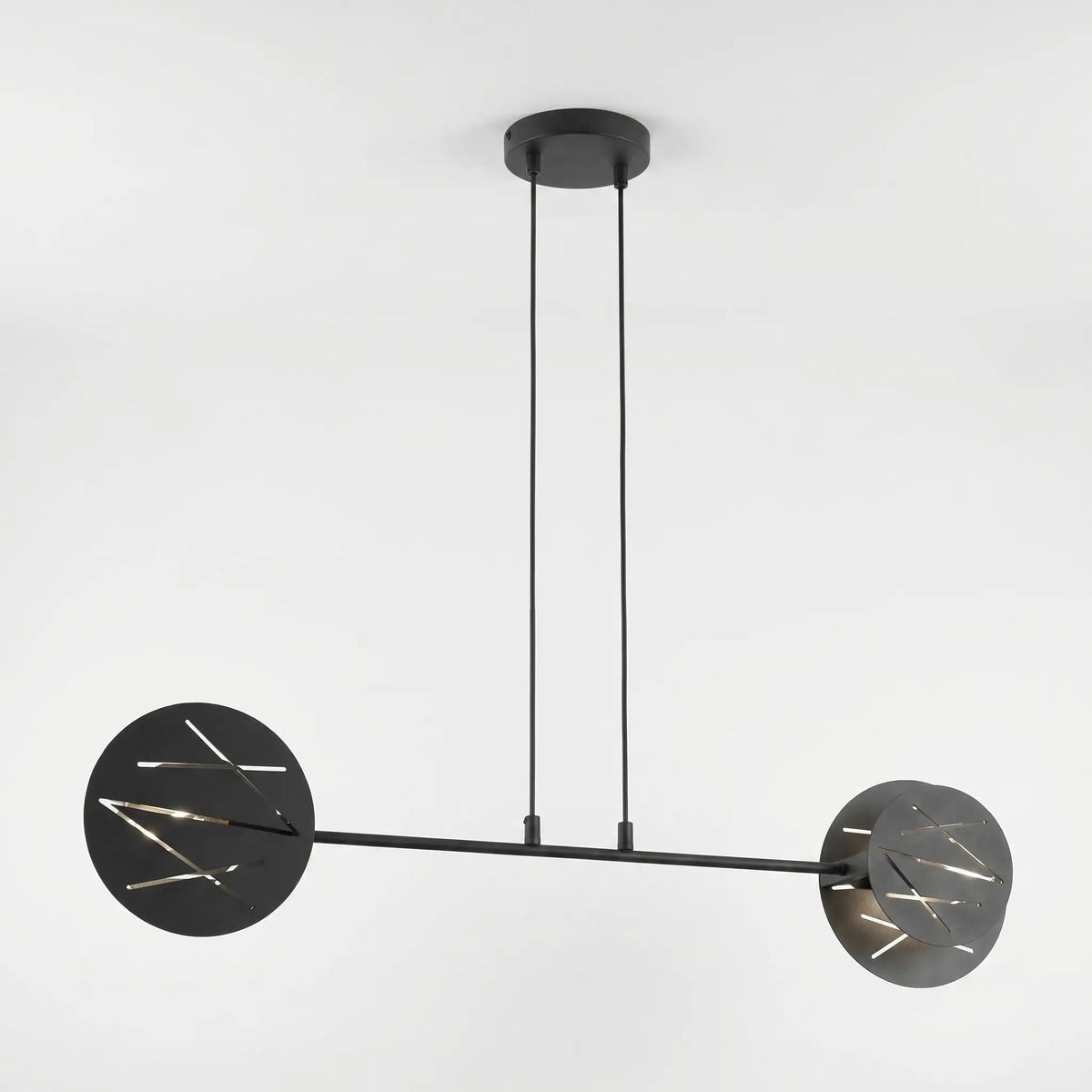 Suspension FLECHE – Lustre Noir studio fond blanc
