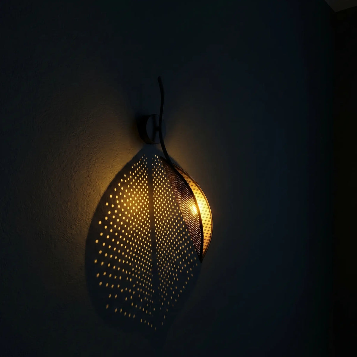 applique murale allumée lumière ambrée dorée