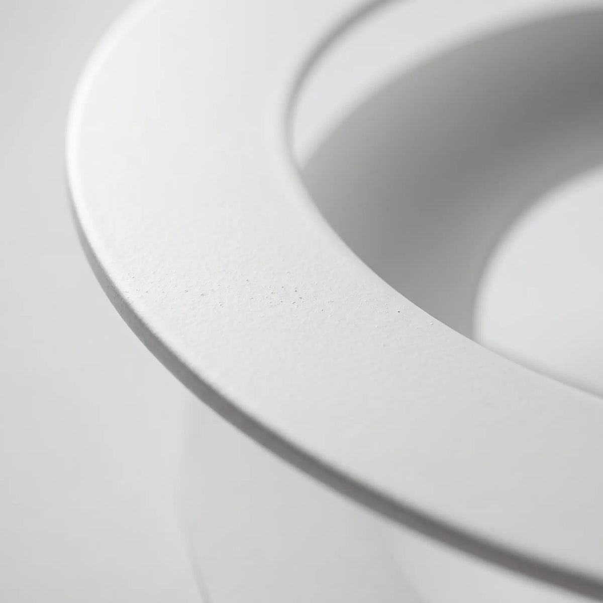 lustre design salon deux anneaux acier vue macro