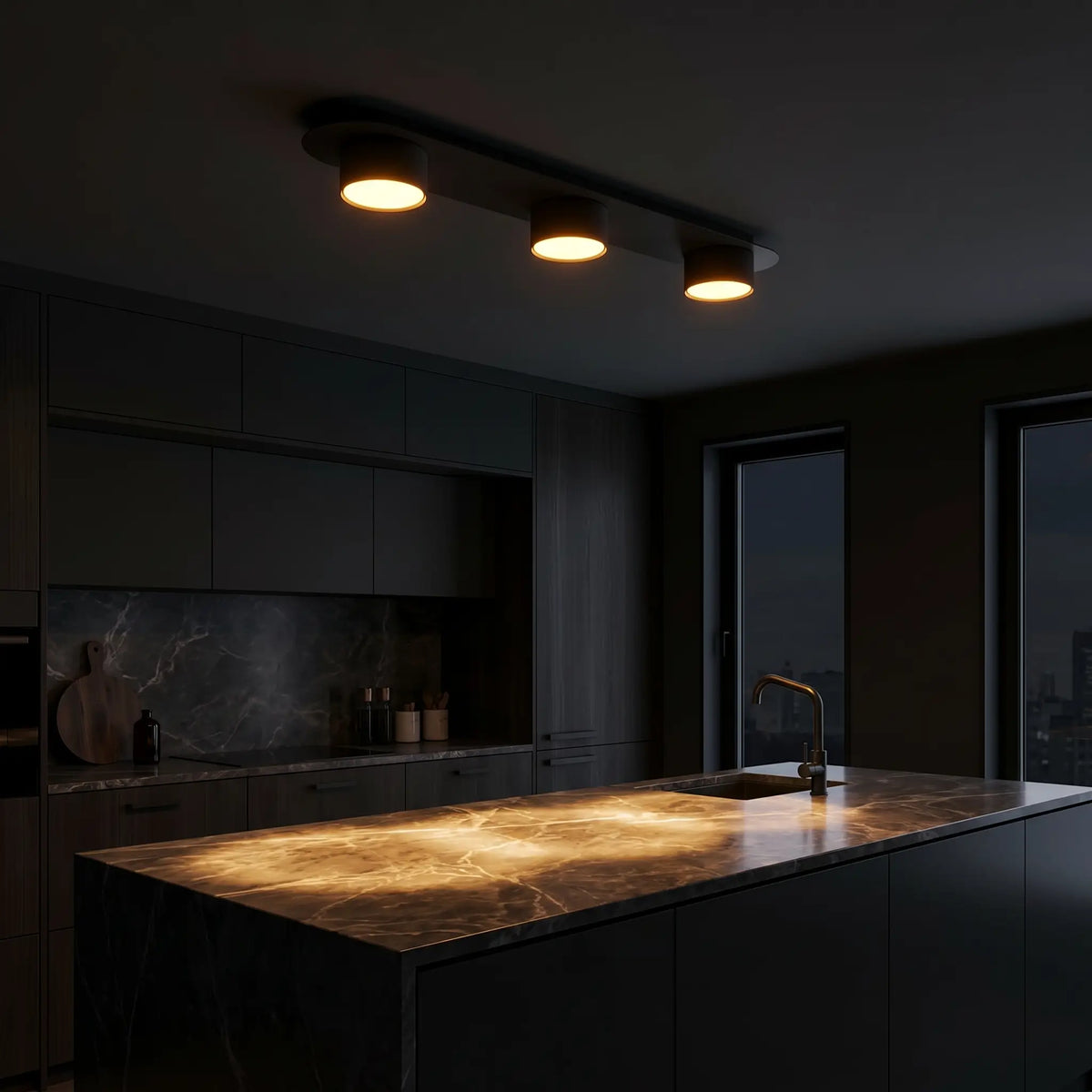 plafonnier noir mat ambiance nuit cuisine lumière chaude