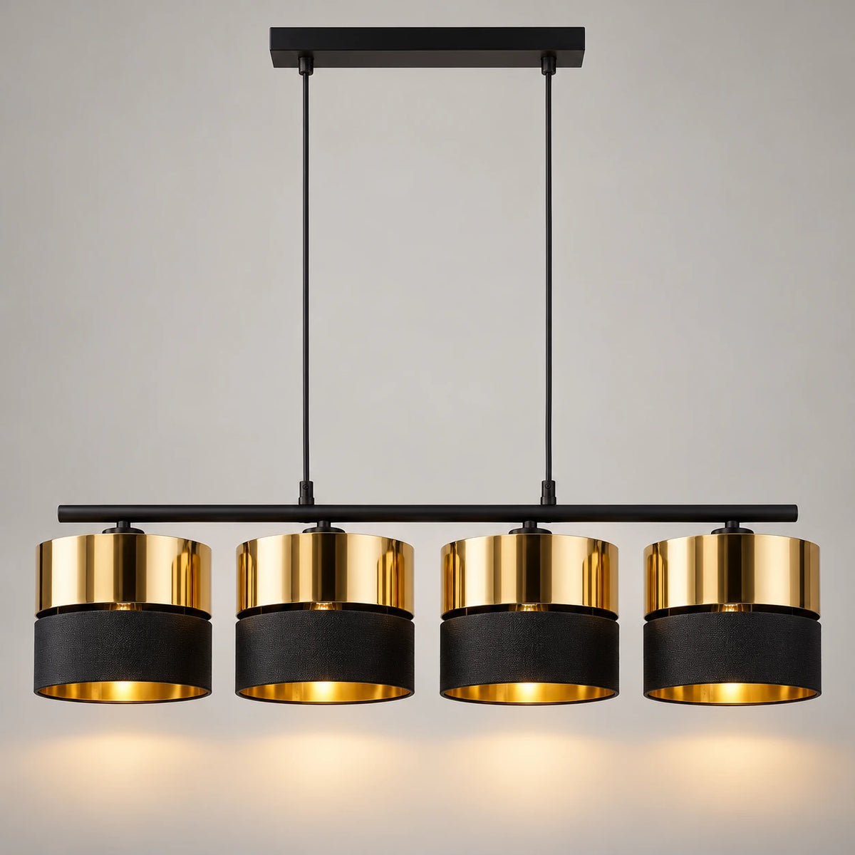 Lustre billard noir et doré AURIA, barre et quatre abat-jour tambour allumés