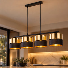 Lustre AURIA vu de dessous au-dessus d’un îlot de cuisine en marbre