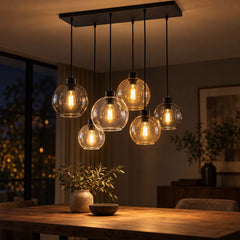 Lustre industriel Orive allumé le soir au-dessus de la table du dîner