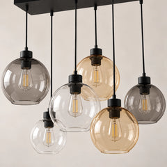 Gros plan sur les douilles noires et les globes de verre du lustre Orive
