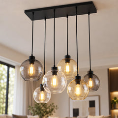 Lustre Orive allumé dans un salon, six globes de verre sous une platine noire