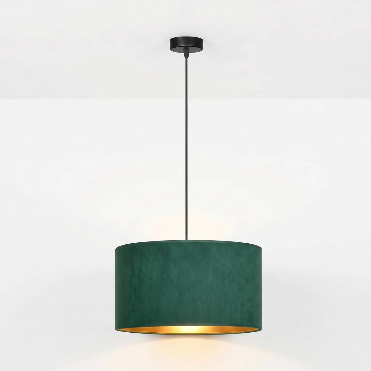 suspension velours vert profond intérieur doré salon