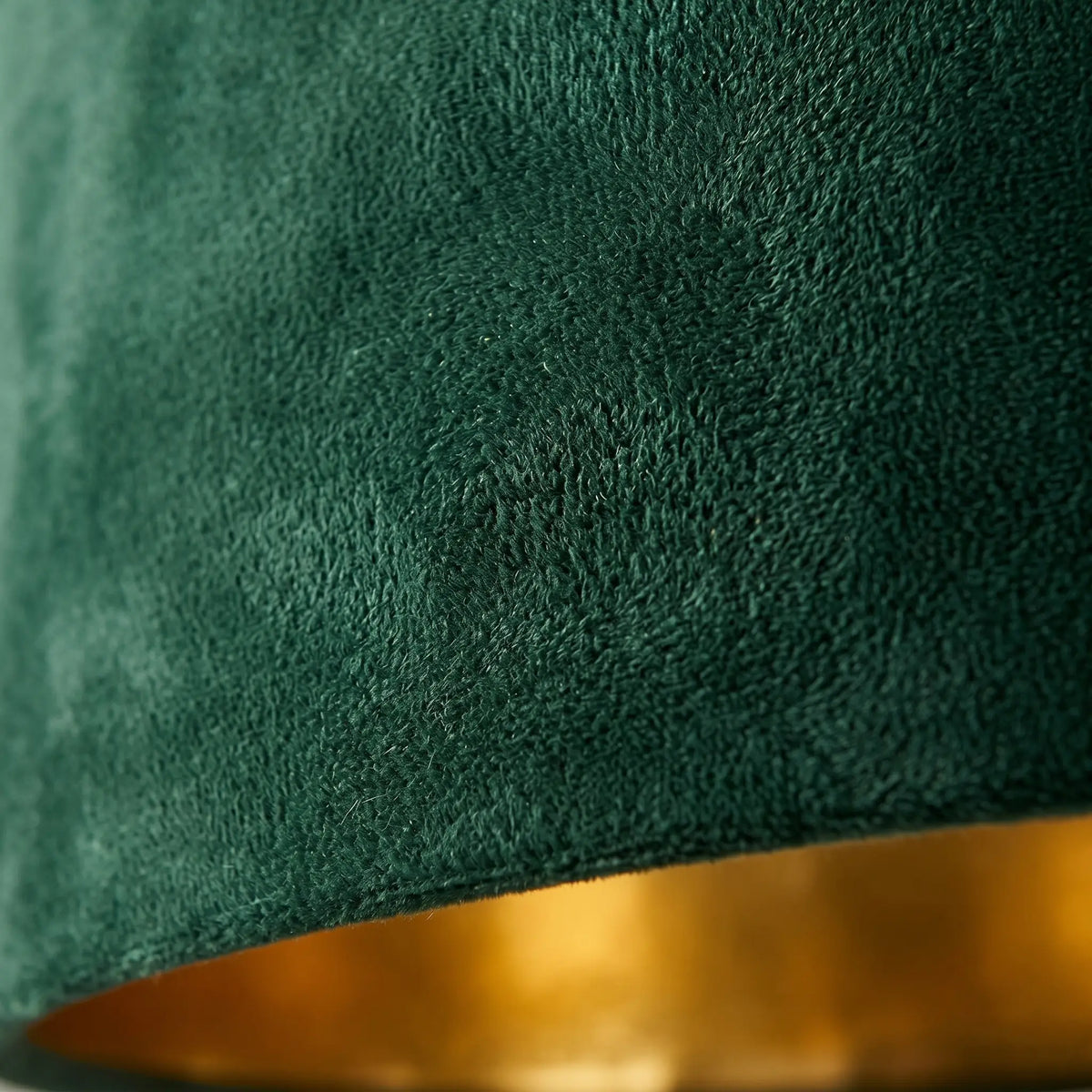 texture velours vert profond finition dorée détail