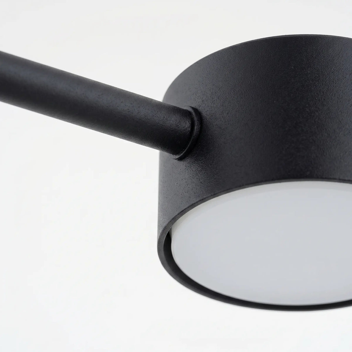 Lustre design salon acier noir mat 4 feux NOCTE vue macro