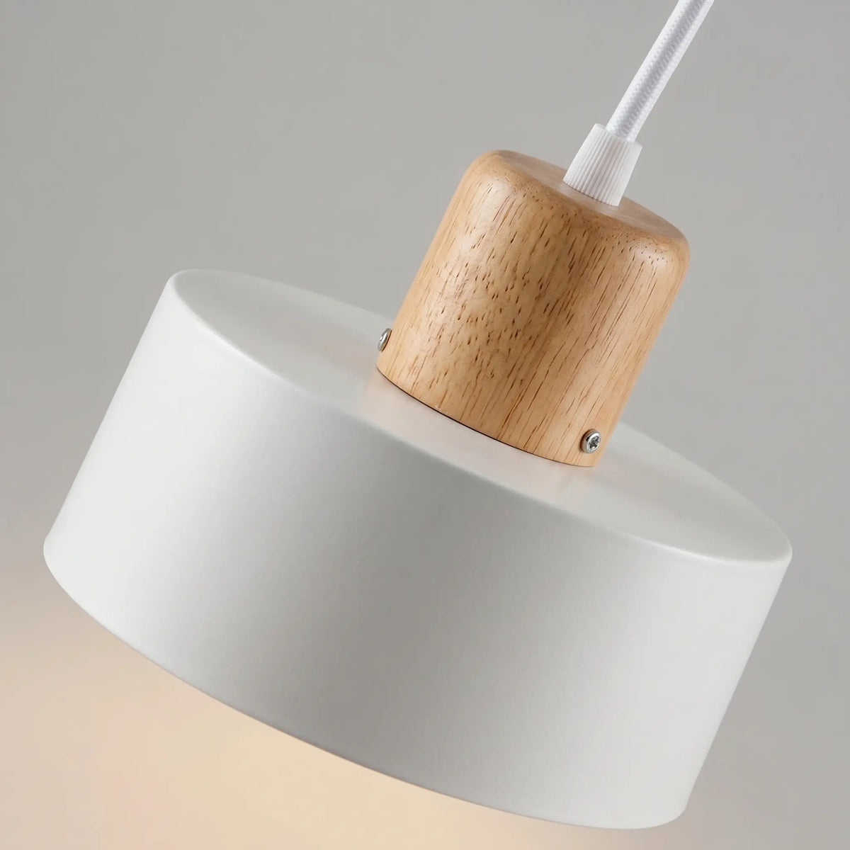 Détail métal blanc acier thermolaqué accent bois
