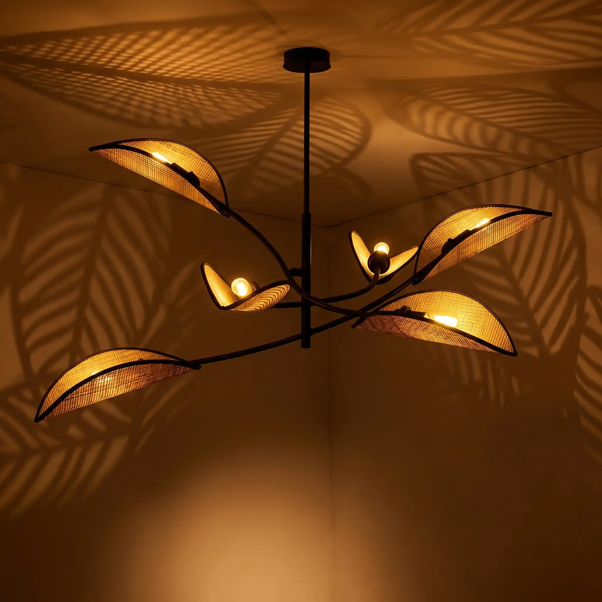 ambiance chalereuse lustre rotin PALME six feuilles symétrique