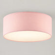 Plafonnier tambour en tissu rose allumé, diffuseur blanc, vu de trois quarts sur fond neutre