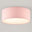 Plafonnier tambour en tissu rose allumé, diffuseur blanc, vu de trois quarts sur fond neutre
