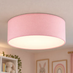 Plafonnier tambour en tissu rose vu de près, fixé au ras du plafond