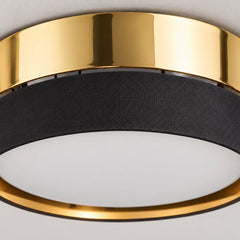 Gros plan sur le bandeau doré brillant et le tissu noir du plafonnier