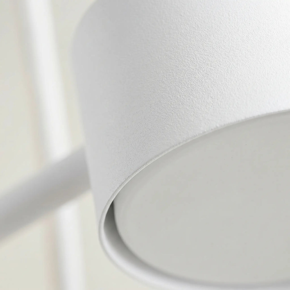 lustre blanc mat bras croisés acier suspension vue macro