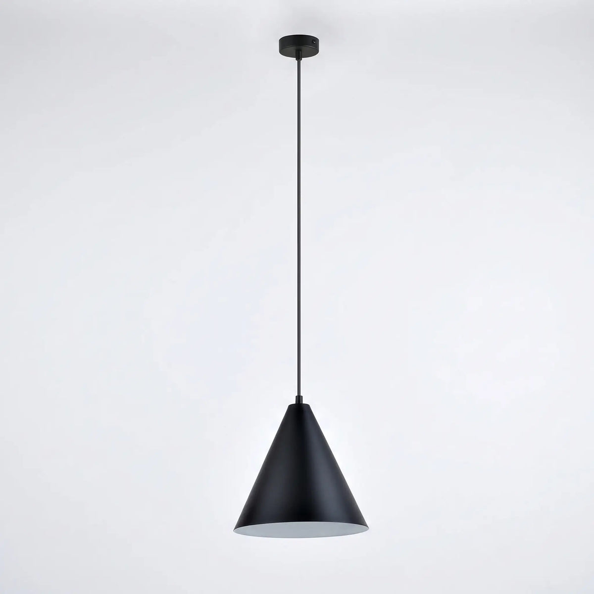 suspension rivet noire mate lustre industriel fond studio blanc