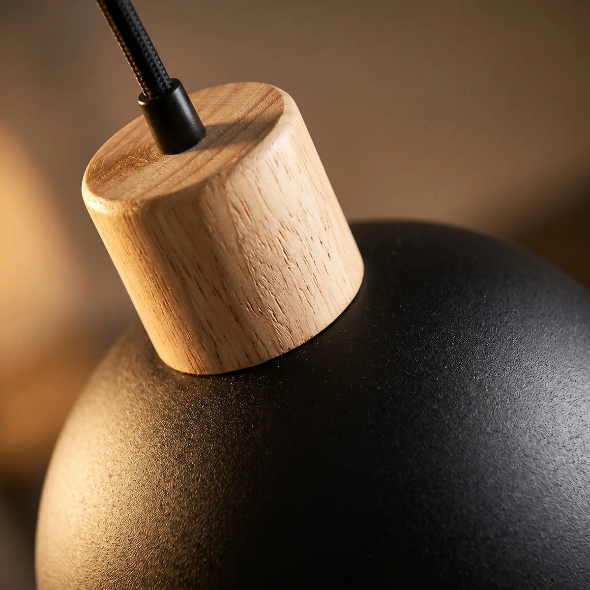 Suspension RUNE – Lustre Bois vue macro