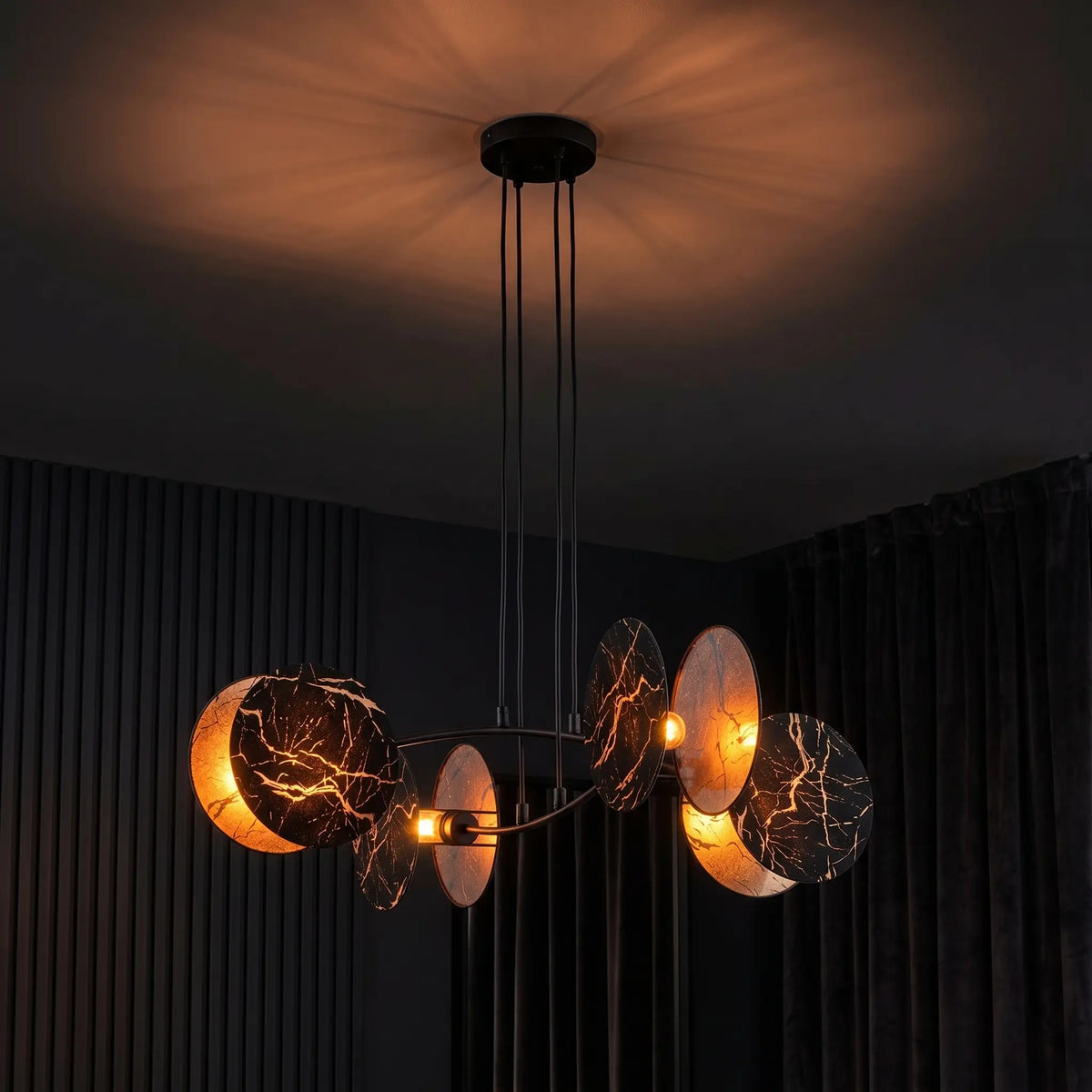 lustre design salon 6 disques noir or marbré ambiance chalereuse