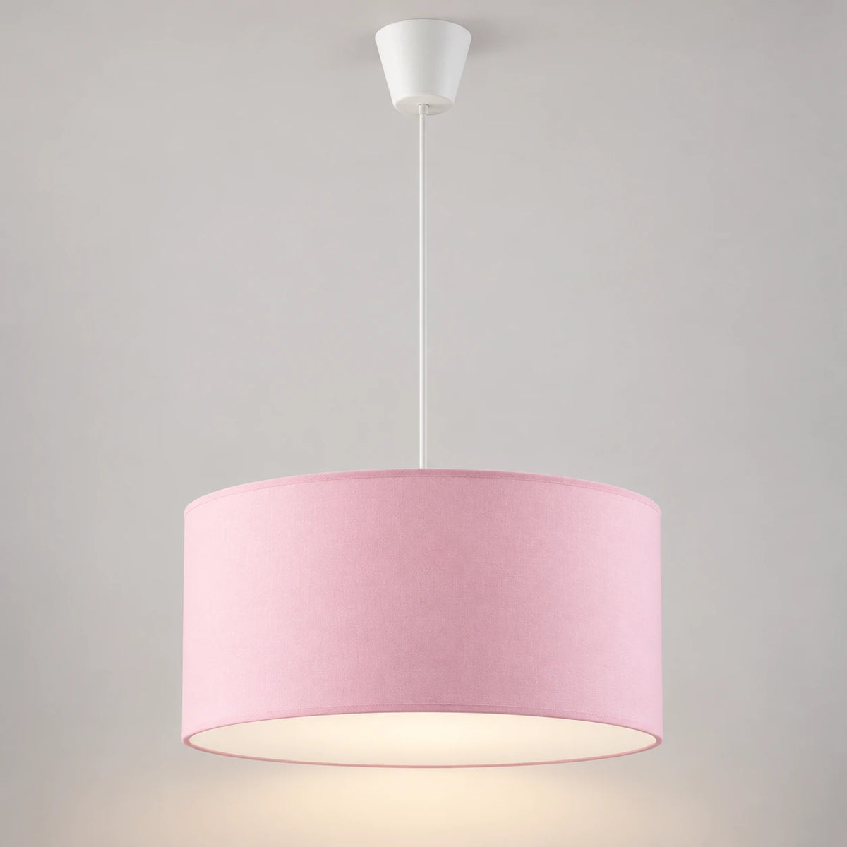 Suspension enfant en tissu, abat-jour tambour pastel allumé sur fond neutre clair