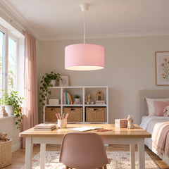 Suspension tambour en tissu allumée au-dessus du bureau dans une chambre d'enfant lumineuse