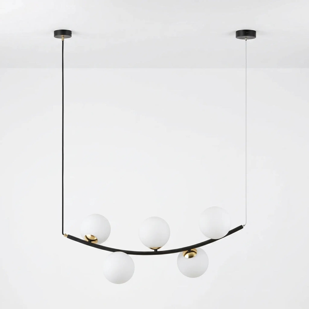 lustre design salon arc acier noir globes opale blanc