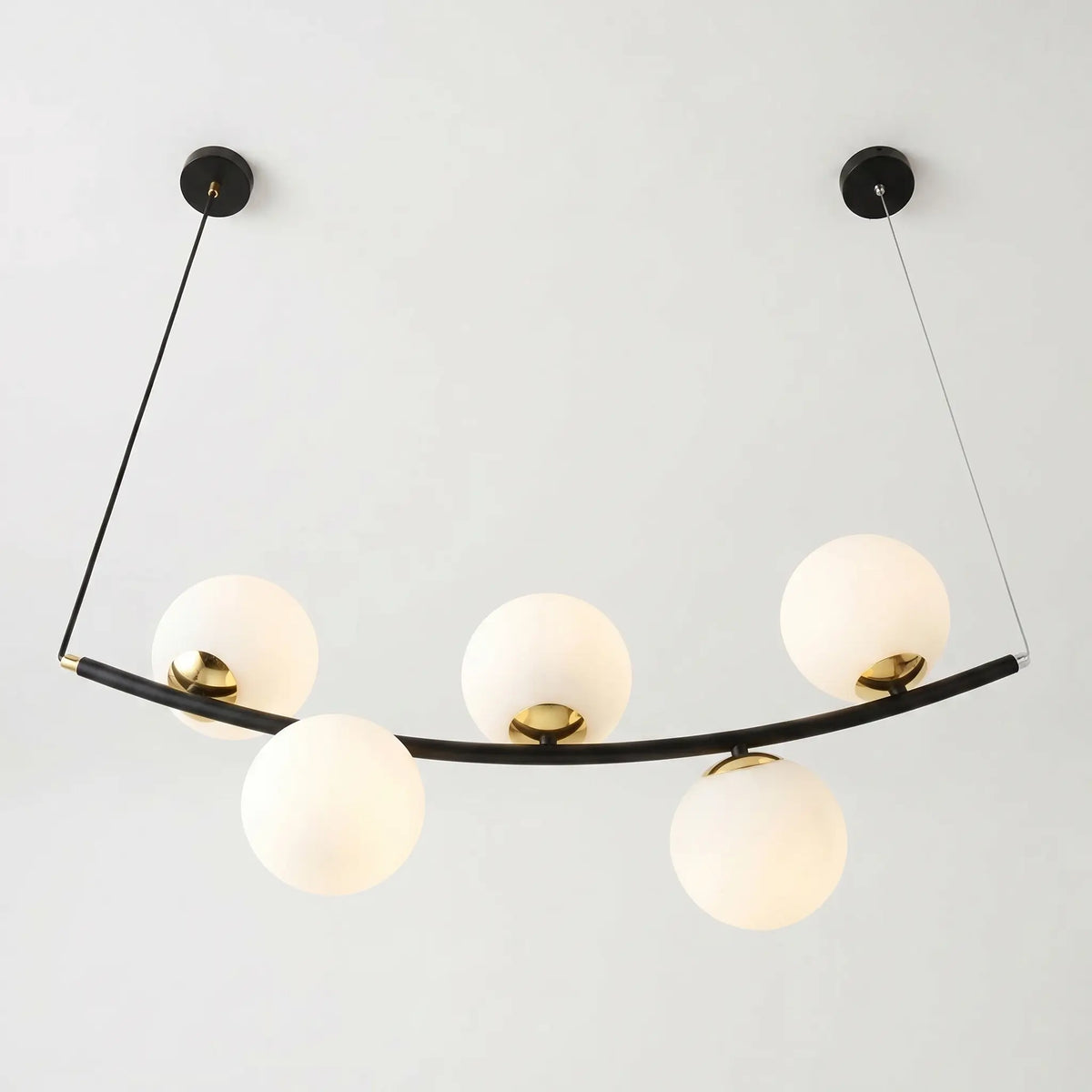 lustre design salon arc acier noir globes opale blanc vue du dessous