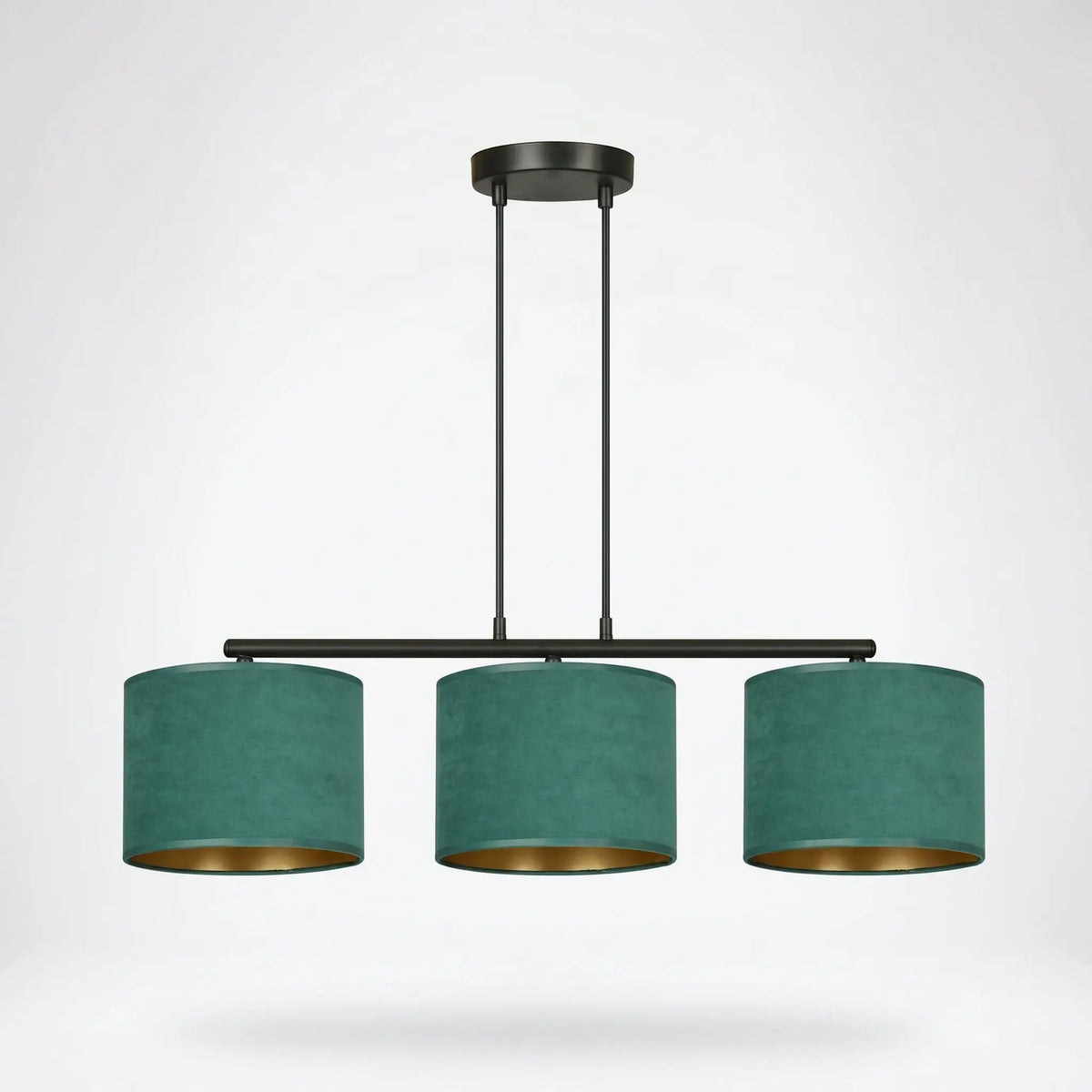 suspension velours vert trois abat-jours dorés fond blanc studio