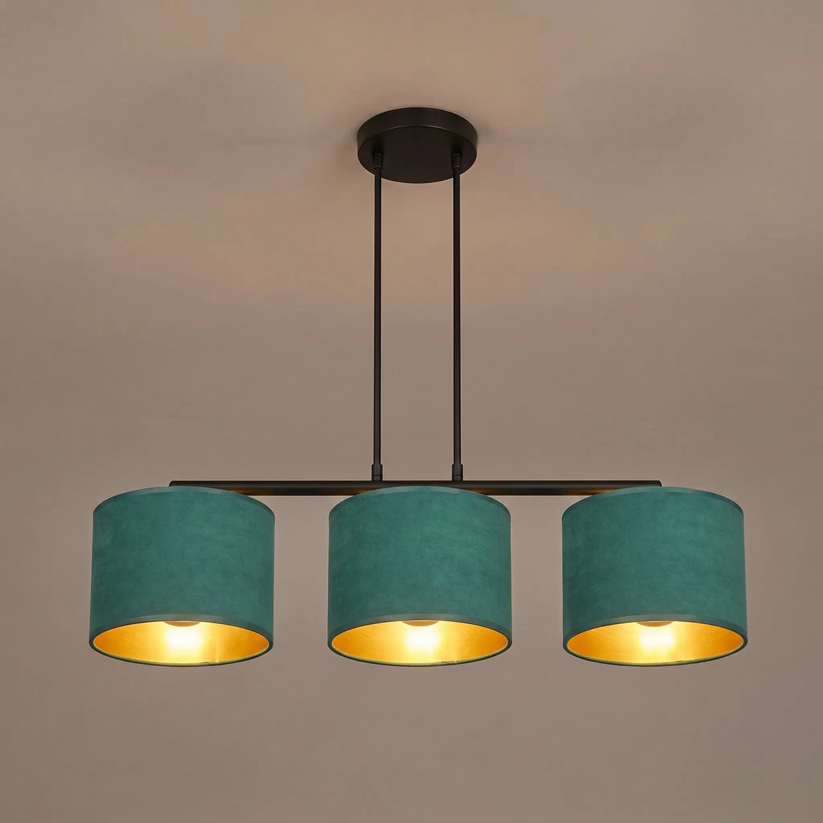 suspension velours vert trois abat-jours dorés vue dessous