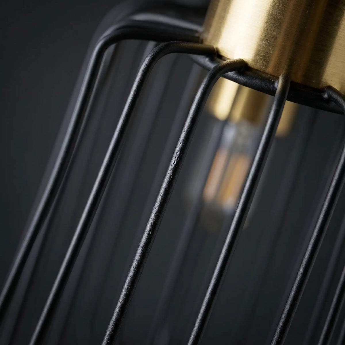 Suspension VOLTA – Lustre Doré vue macro